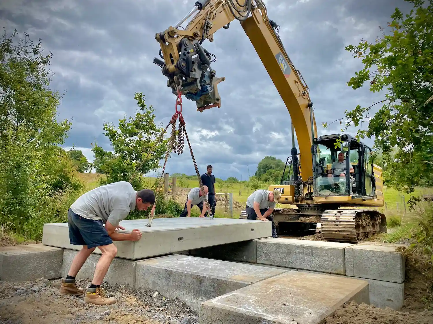 Riviere Feraux - installation avec engin de levage